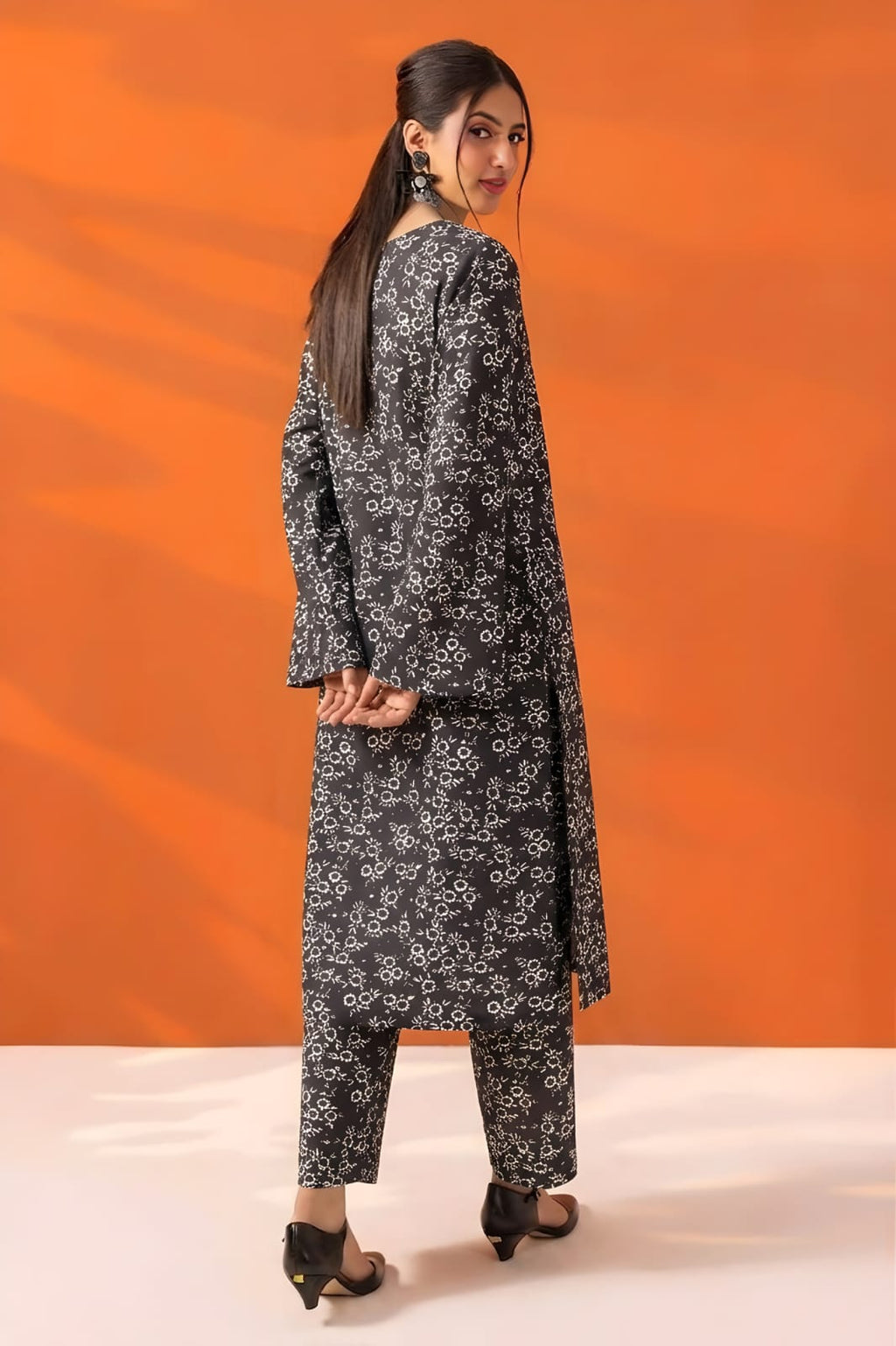 2Pc Lawn Unstitched ( Code : 32 )