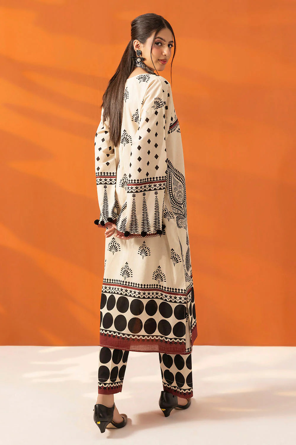 2Pc Lawn Unstitched Suit ( Code : 08 )