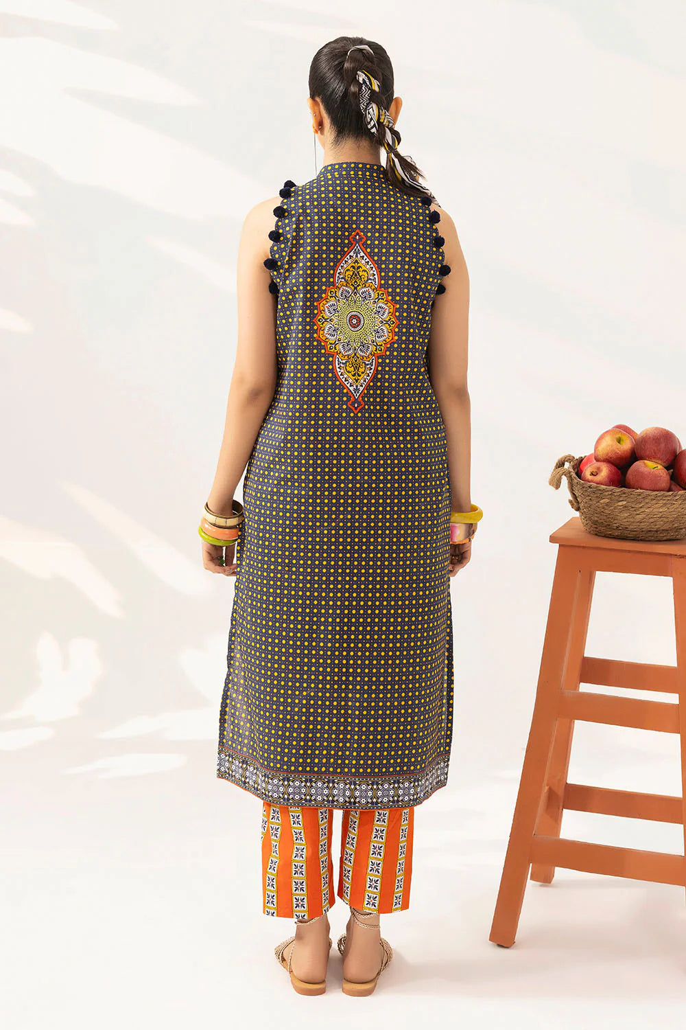 2Pc Lawn Unstitched Suit ( Code : 09 )