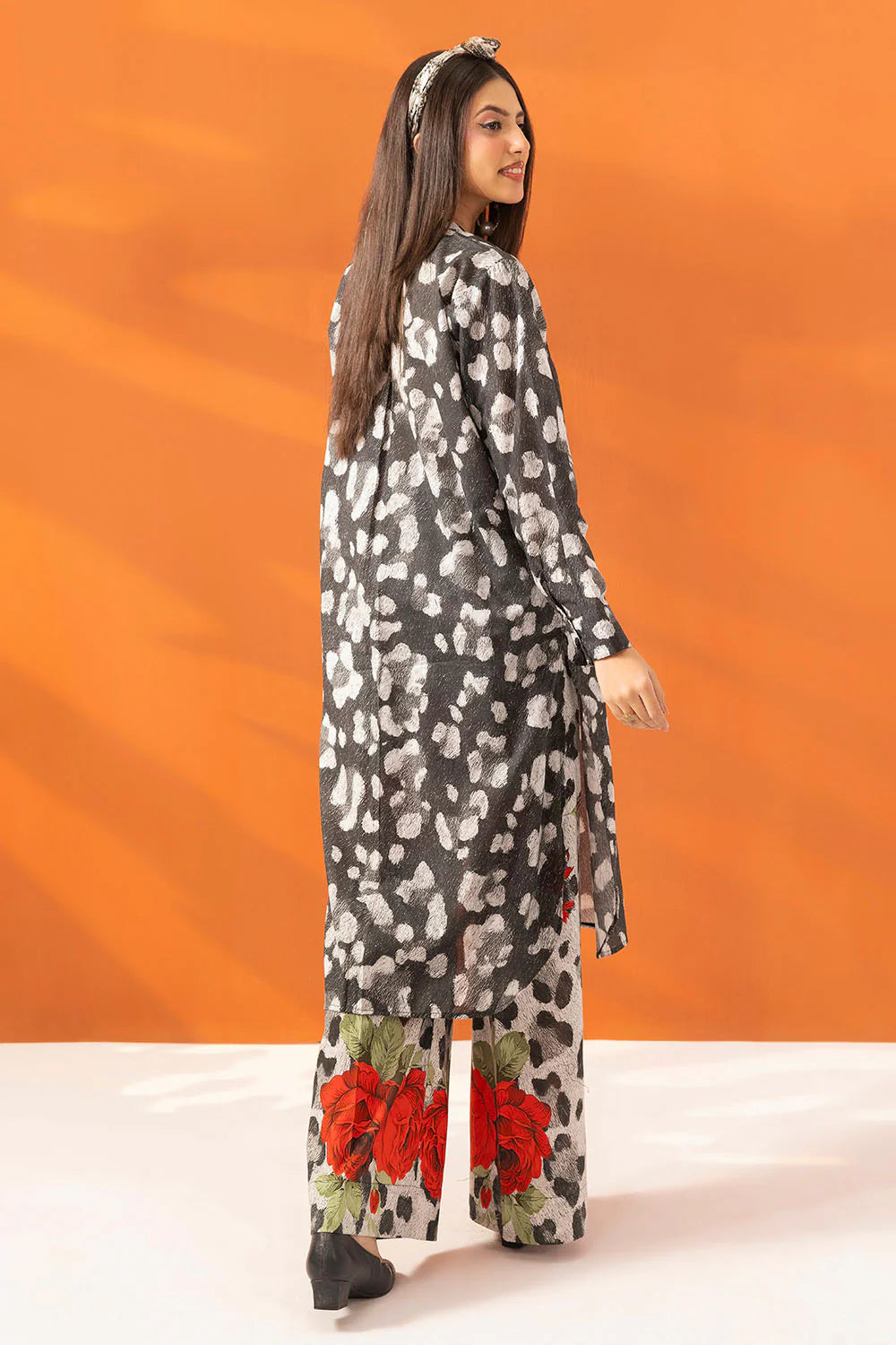 2Pc Lawn Unstitched Suit ( Code : 39 )